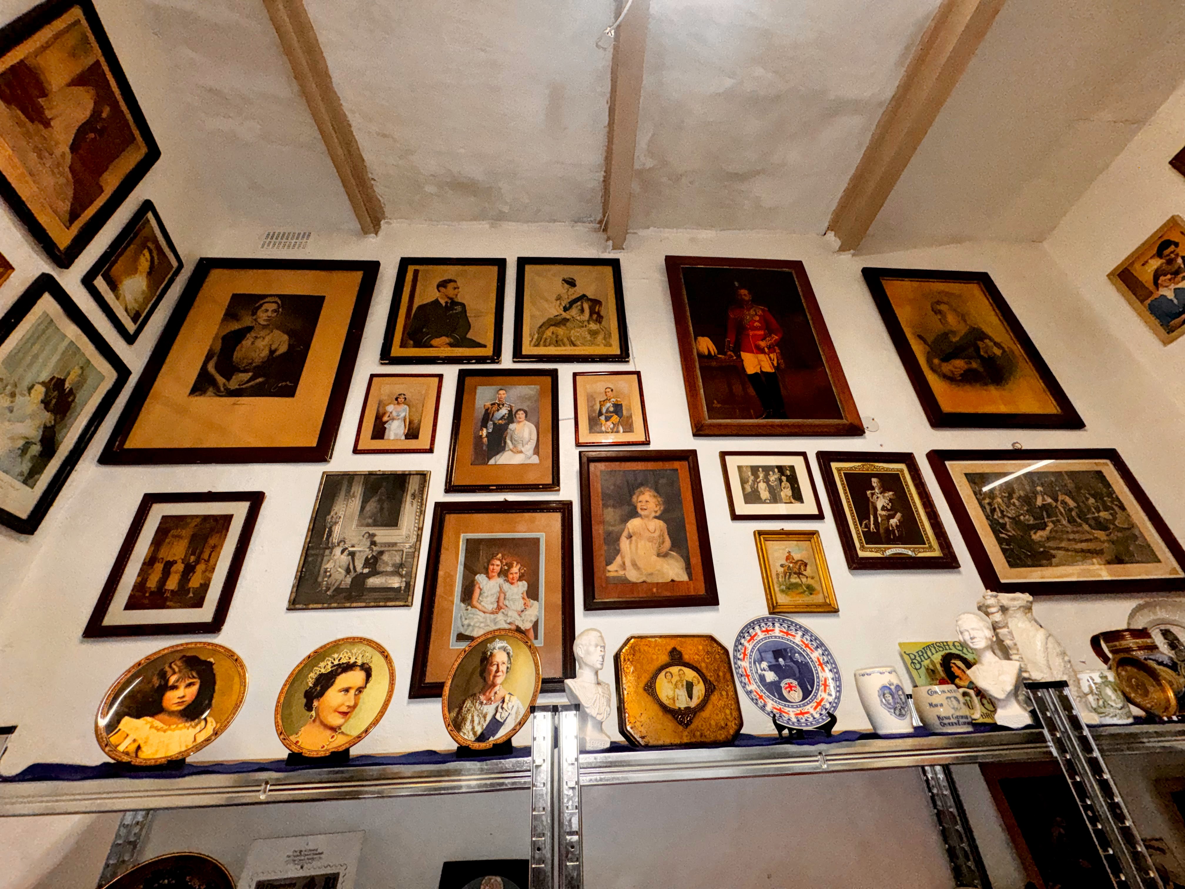 Commemorative royal objects and display items